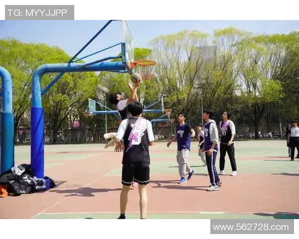 在篮球场上挥洒汗水与激情，感受团队合作的力量与乐趣