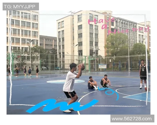 在蓝天之下挥洒汗水篮球场上的青春与梦想交织的故事