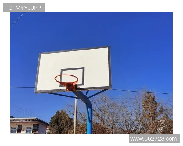 孤独的篮球架在夕阳下诉说着青春的遗憾与梦想的破碎 孤独的篮球架在夕阳下诉说着青春的遗憾与梦想的破碎